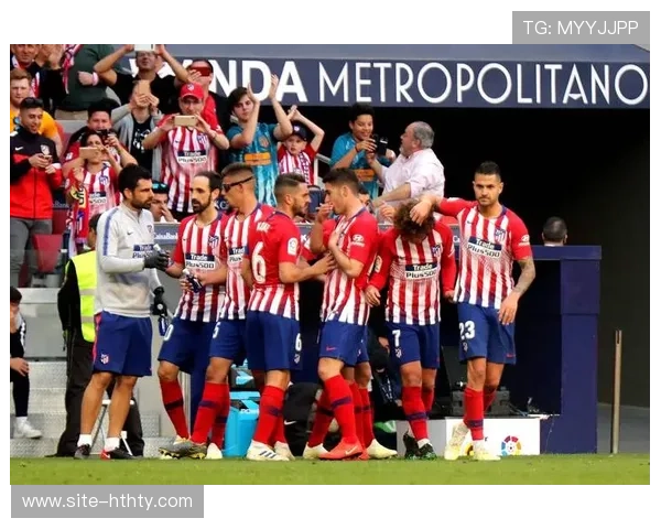 球迷街头狂欢庆祝米兰夺冠，烟火照亮杜莫广场